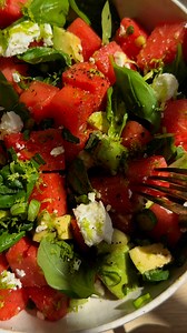 Sommerens bedste salat☀️ VANDMELONSALAT🍉Med cremet avocado🥑 og feta - basilikum, forårsløg, frisk lime og olivenolie🍋‍🟩🌿Denne her salat smager SÅ godt, og se lige nogle lækre farver🍉🥑🌿 Den er saftig, sprød og cremet - og så kan den laves på absolut ingen tid🔥Perfekt tilbehør til grillen🔥 - eller som en let frokost i solen🍽️☀️Find opskriften via linket i kommentaren🍉#vandmelonsalat #watermelonsalad #vandmelon #watermelon #wassermelone #vattenmelon #vannmelon | Gourministeriet