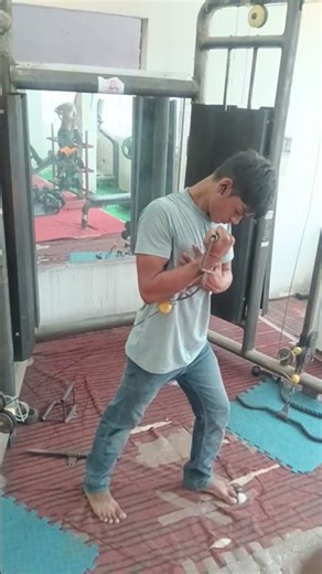 machine set one hand bicep workout#gym #shorts #फॉलआउट4 #contentcreator #holi #like #duet #motivatio