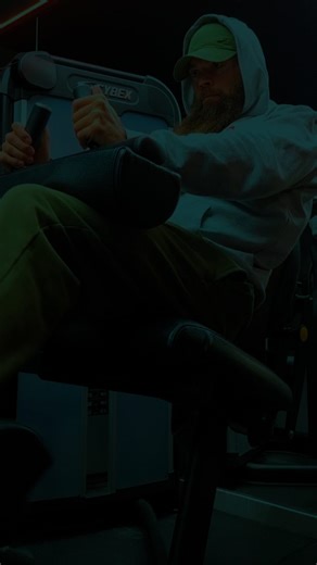 Daniel | Fitness, Gesundheit & Motivation on Instagram: "Fühlst Du dich angesprochen? Dann komm auf meine Seite! - Aufbau einer unaufhaltbaren Gymfamilie 💪🏼♥ - #gym #motivation #healthy #lifestyle #quotes"