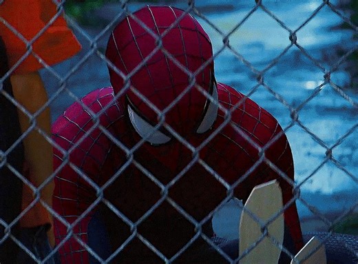 Le Spider-Man qui empêche la fin du monde c’est bien Le Spider-Man qui risque sa vie pour arrêter un alien violet de faire disparaître l’univers c’est cool Mais le Spider-Man qui aide un gamin à réparer son projet de science c’est tellement ce qu’on aime voir le plus