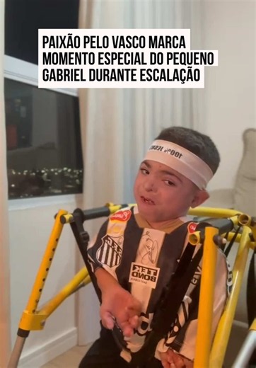 ⚽💢 AMOR PELO VASCO DESDE CEDO Gabriel acompanhou a #escalação da #Copa do Mundo com toda a atenção e mostrou mais uma vez o tamanho da paixão que sente pelo futebol. No vídeo, ele aparece usando uma camisa do Santos autografada por #Neymar, um detalhe que deixou o momento ainda mais especial. Durante a transmissão, Gabriel também cantou a música de Rayan, cria da Barreira, demonstrando toda a admiração pelo jogador. 💢 E aí: qual jogador faz seu coração bater mais forte? #Metropoles 🤳 gabriel_