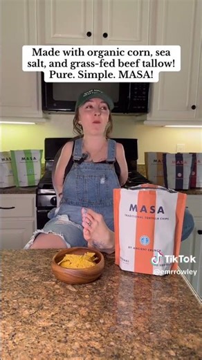 Armless girl eats chips with her feet #armless #armlessgirl #feet