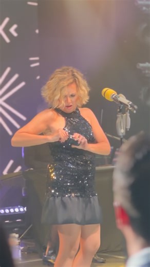 1.6M views · 58K reactions | Le fallaron los Inears a Ilse de Flans , y aún así siguió bailando, cantando y dándolo todo arriba del escenario. Uno de los peores fallos técnicos que puede vivir un cantante… y ella lo manejó como una verdadera profesional. #ShowEnVivo #Flans #Falla #Cantantes #MusicaEnVivo | Estefano Juarez | Facebook