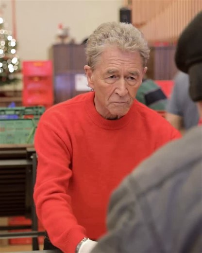 Tafel Wiesbaden e.V. on Instagram: "Musiklegende Peter Maffay war zu Besuch bei der Tafel Wiesbaden. 🧡 Anlass war die 5 Mio. Euro-Spendenübergabe der Deutschen Postcode Lotterie an die Bundestafeln und die Gelegenheit, die wertvolle Arbeit der Tafel persönlich kennenzulernen. 📸: @onehandfilm #tafelwiesbaden #tafeldeutschland #tafelhessen #spende #gemeinsamhelfen"