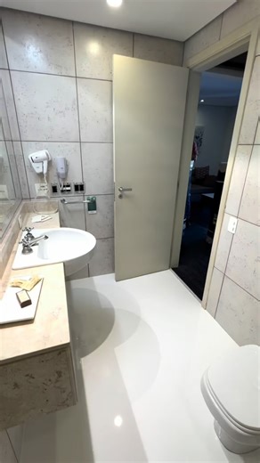 ⁉️Cansado daquele azulejo antigo e desatualizado? A Placa Efeito Mármore é o revestimento do futuro e te possibilita transformar qualquer ambiente em apenas 1 dia com facilidade e muita inovação! ‼️Não quebre nada. Apenas, cole sobre a parede ou revestimento que já existe. ‼️Sem quebra - quebra e sem sujeira ‼️Catálogo com 100 opções 📲Acesse catálogo e atendimento pelo link da bio 📲Comente “QUERO” para receber o link no seu Direct. | Cantinho da Aline