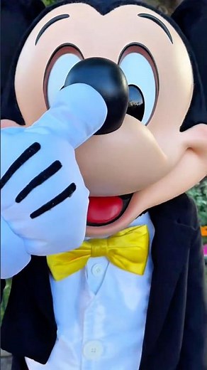 How can you not smile when Mickey Mouse is around? 🐭🏰❤️
