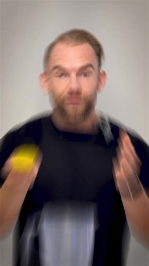 Norbert Rak - Body Changer on Instagram: "Masz ochotę na coś słodkiego wieczorem… ale nie chcesz przekroczyć kalorii? Ten przepis rozwiązuje problem w 3 minuty – a dalej robi się sam w lodówce 😅 Lekki, proteinowy sernik, który gasi apetyt na słodycze i syci jak normalny posiłek. Świetny po treningu albo jako „awaryjny deser”, kiedy budzi się wilk w lodówce 🍰💪 Napisz w komentarzu „SERNIK”, a wyślę Ci dokładną listę składników i sposób przygotowania! #dieta #odchudzanie #zdrowejedzenie"