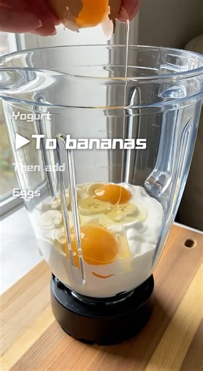 Did you know you can make brownies in a BLENDER? 🤯 No flour, no refined sugar, and absolutely no guilt. Just 5 simple ingredients and a few minutes of prep. These are incredibly fudgy, high in protein thanks to the Greek yogurt, and naturally sweetened with bananas. It’s basically breakfast... but it tastes like dessert. 🍌🍫 The Recipe: - 2 Ripe Bananas - 1/2 cup Greek Yogurt - 2 Eggs - 1/2 cup Cocoa Powder - A drizzle of Honey Method: Blend until smooth, bake at 180°C for 25 mins, and let the