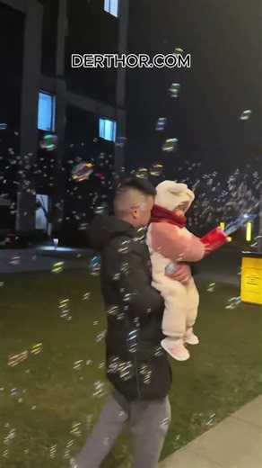 This is just too beautiful and cute! The happiness of little human children is so simple.