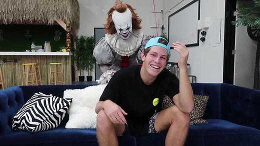 scaring my friends with pennywise 😳 link in bio