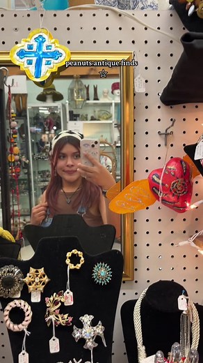 the snoopy phone was my favorite! ☎️🌟 do y’all have any vintage snoopy pieces? . . . . . . #snoopy #peanuts #woodstock #antique #antiquestorefinds #antiqueshopping #thrifting #vintage #vintagesnoopy #vintagepeanuts #snoopyphone #peanutshalloween #vintageglass #snoopycups #snoopymug #snoopycollection