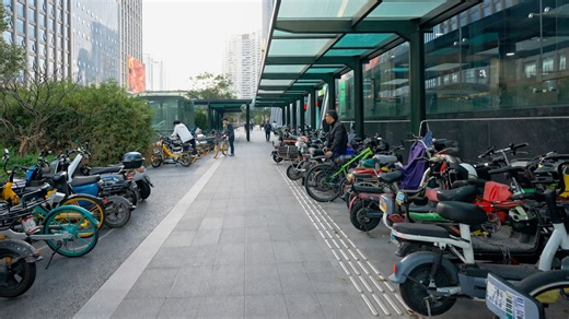 Στην Κίνα παρκάρουν τα ποδήλατά τους κατά μήκος του πεζοδρόμου