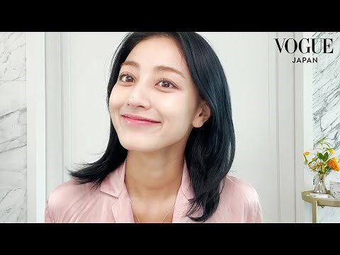 TWICE ジヒョ、普段のスキンケアと目元＆チークに拘ったメイクを披露。| Beauty Secrets | VOGUE JAPAN