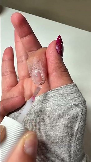 👉The brush-on glue helps you get an even, controlled layer every time💅🏻 🙅🏻‍♀️no mess and no