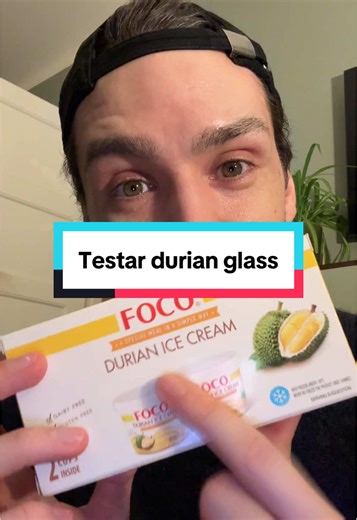 Testar glass gjord på durian!! 😬 Har aldrig luktat på eller smakat durianfrukten innan. Men när jag hitta en glass gjord på durianfrukten kunde jag inte hålla mig! Glass är ju gott, så den måste ju vara god, eller? Hade du vågat testa denna glass? 🍦 #sverigesgodasteglass2026 #glasstest