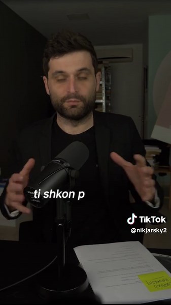 📚2 libra për t’u thelluar në mënyrat sesi I.A mund të përdoret në edukim: 👉A Taxonomy for Learning, Teaching, and Assessing: A Revision of Bloom’s Taxonomy of Educational Objectives”, nga Lorin W. Anderson dhe David R. Krathwohl 👉Brave New Words: How AI Will Revolutionize Education nga Salman Khan Universiteti i Oksfordit po u mëson studentëve të vet si të përdorin chatgpt. Dhe ky studim i Oxfordit thotë se 92% e njerëzve po e përdorin gabim. Shumica e njerëzve i kërkojnë GPT-së të bëjë gjëra