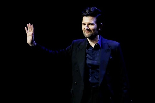 « J’ai mis 15 ans à me construire une carrière et là tout s’accélère » : l’acteur américain Adam Scott récompensé à Canneseries