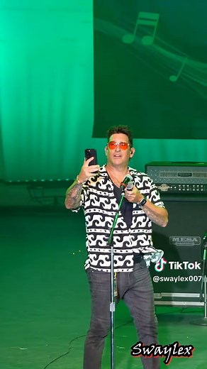 Smash Mouth and Fans Sing 'I'm a Believer' at Sea World