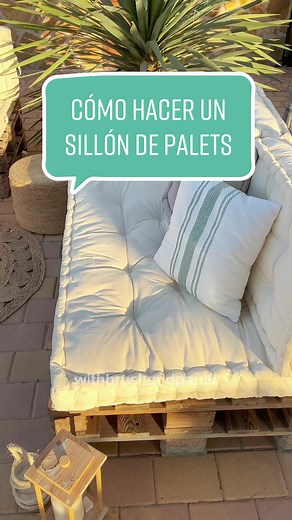 Hoy hacemos: Sofás con Palets ¿Qué os parece cómo han quedado? He ido recopilando estos palets poco a poco ( en total 5) para poder hacer este proyecto. El año pasado no pudo ser pero este año el reto está: CONSEGUIDO Te diré que resultan muy cómodos y lo importante si los haces es que elijas unos buenos y mullidos cojines. Los míos son de Cojines para Jardín y en la web puedes encontrar muchísimos modelos más para poder equipar tu jardín este verano. #cojines #decorarjardin #palet #paletsdemade