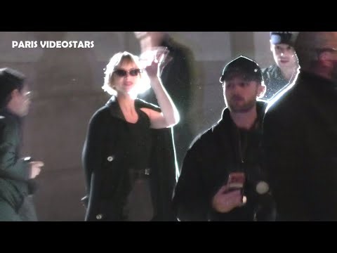 Angèle arrive au défilé Chanel @ Paris le 6 octobre 2025 durant la Fashion Week