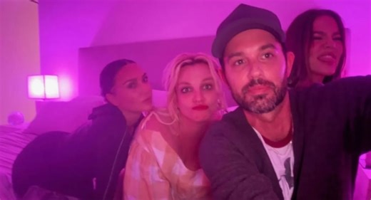 Britney Spears surge em foto na cama com Kim e Khloé Kardashian; confira