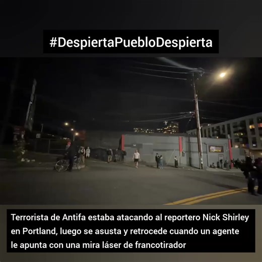 🇺🇲 | #EstadosUnidos Un vídeo viral muestra cómo un terrorista de Antifa que estaba atacando al reportero Nick Shirley en Portland se asusta y retrocede cuando un agente del Departamento de Seguridad Nacional le apunta con una mira láser de francotirador en el pecho. 🇩🇴🇩🇴🇩🇴🇩🇴 #DespiertaPuebloDespierta 👁 | Despierta Pueblo Despierta