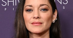 Marion Cotillard, 49 ans, adopte la coiffure la plus chic de cet hiver 2025 au défilé Chanel