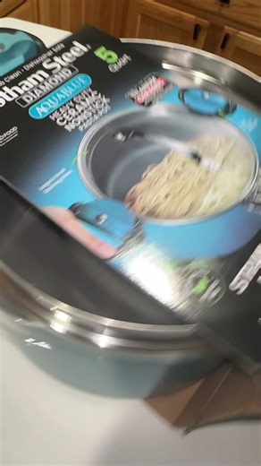 Cook noodles and pasta simple and easy using this pasta pot with integrated strainer. #pastapot #strainerpour #strainerpot #potsandpans #gothamsteel #gotham #ceramicpots #pasta #noodles #ricenoodles #miquang #vietnamesefood