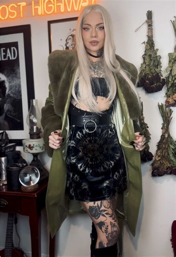 I will never get over this coat. My 90s heart is happy #grwm #ootd #alternative #outfit #outfitinspo