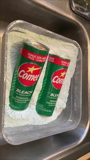 og comet bucket 🪣. Decided to turn the flash on so y’all could see the dust 🤩. How many cans do you think are in here? 😈💚 #comet #cleantok #ajax #handmixing #spongesqueezing #powderplay #bakingsoda #dusty #powder