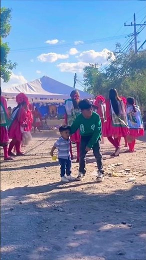 😳😂🙈 ¡“Naaa…déjame danzar”! BEBECITO EN PROCESO DE DANZANTE. #tradiciones #danza #cultura