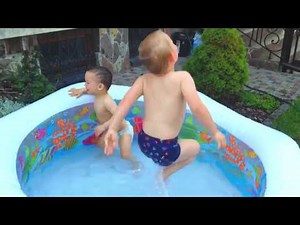 Дети купаются в БАССЕЙНЕ / KIDS Swimming in the POOL