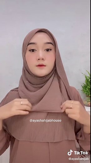 Tutorial Pashmina Plisket: Cara Pakai Hijab Pashmina Plisket Simpel