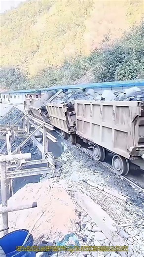 大量資材輸送：処理場での鉱物骨材排出を行う軌道式ダンプカー