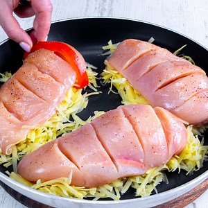 446K views · 3K reactions | Blanc de poulet et pommes de terre pour être la reine en cuisine. Dîner sain Ingrédients: blanc de poulet - 700 g sel - 5 g poivre noir - 5 g coriandre - 5 g pommes de terre - 1 kg sel - 5 g poivre noir - 5 g huile - 20 ml papier cuisson au diamètre de 35 cm - 3 pièces A feu doux pendant 15 min de chaque côté | Savoureux.tv | Facebook