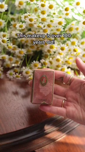Vintage Makeup: Rediscovering the Beauty of Edwardian Era Compacts