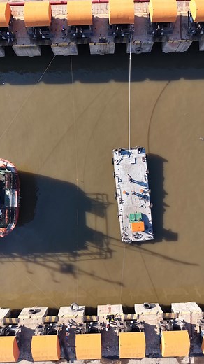 En el Syncrolift, cada buque requiere una cama de apoyo diseñada a medida. Nuestro equipo técnico trabaja a partir de los planos para definir la estructura que sostendrá a la embarcación durante su permanencia en el astillero. Un proceso que comienza en el diseño y asegura la estabilidad de cada reparación. ¿Te imaginabas que cada cama se diseña a medida y que no hay dos iguales? #Syncrolift #IngenieríaNaval #Astillero | Tandanor