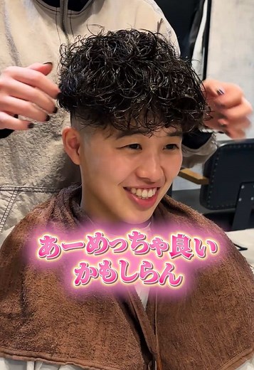 メンズヘアスタイル：ウルフとスペインカールの融合