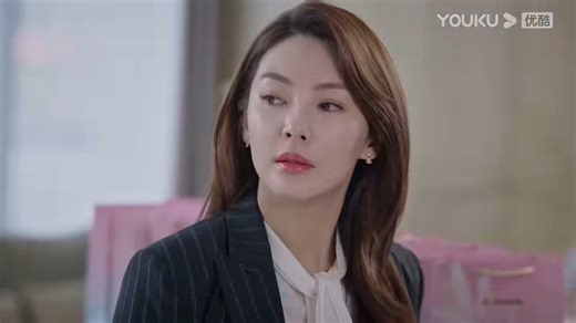 4.7K views · 54 reactions | The scheming woman laughed at the beautiful woman's divorce in public, but unexpectedly, the beauty directly left her speechless 心机女当众嘲笑美女离婚，不料美女直接让她无话可说 #中国电视剧 #ChineseDrama #cdrama #dramachina #dramasweetdreams #张雨绮 #高伟光 #繁华似锦 | 劇火 | Facebook