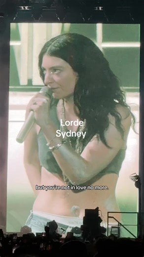 @Lorde in Sydney was AWESOME with my mate @nat! #lorde #greenlight #ultrasoundtour #sydney #livemusic