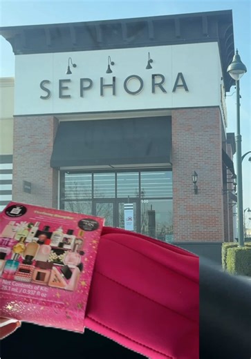 Finally decided on a perfume from the Holiday @sephora Favorites Perfume Sampler. It took me some time to decide and I enjoyed finding new favorites in this sampler. After much consideration I finally made up my mind. The winner was @Glossier You a it's a fragrance I know l'll wear often. Full on review coming soon! #glossieryou #fragrancesampler #sephora #fragrance #sephorafavoritesperfumesampler