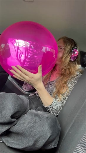 Alexa Looner 🎈✨ on Instagram: "this blow pop was kinda scary 😟💥🎈 #balloons #looner #loonergirl #loonerwife #balloonpop #loonerlife #earprotection #eardefenders #balloon #headphones"