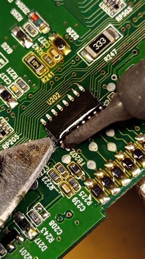UNSOLDER IC USES A SOLDER WICK AND KNIFE