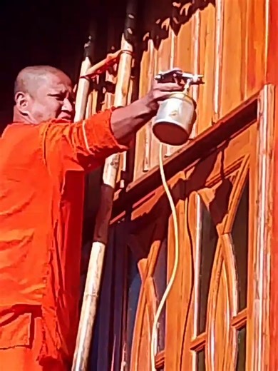 "พระไม่ได้มีไว้แค่สวดมนต์ แต่คือต้นแบบของการลงมือทำ..พระท่านสอนว่า: มือที่เปื้อนสี ดีกว่ามือที่อยู่เฉยๆ แล้วตำหนิคนอื่น #พระสงฆ์ #ทำบุญ #จิตอาสา #วิถีพุทธ #พุทธศาสนา #ความขยัน #บำรุงวัด #ศาสนสถาน #ลงมือทำ #คำคมธรรมะ | Kridsana Sanghol