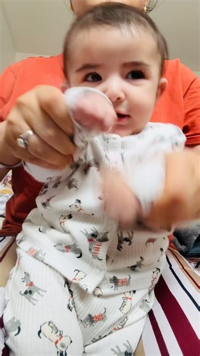 LOOK AT BABY 👶🏻 DANCE 🕺😂😂#cutebaby #ytshorts #aveer #shorts