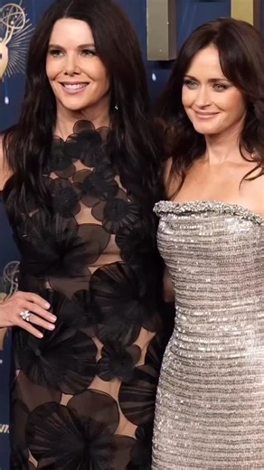 Después de 25 años, Lauren Graham y Alexis Bledel se han reencontrado en la alfombra roja de los Premios Emmy 2025 🤩 Rory y Lorelai Gilmore, madre e hija (y mejores amigas) en ‘Las chicas Gilmore’, volvieron a posar juntas y el momento fue pura nostalgia seriéfila 📺🔙 Con cafés en mano (aunque esta vez solo imaginarios) y la energía del otoño que siempre acompañó a Stars Hollow, las eternas Gilmore nos recuerdan que hay vínculos que trascienden la pantalla 🍂 #GilmoreGirls #LasChicasGilmore #L