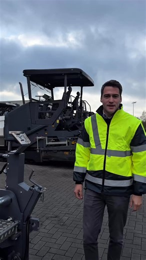 Timeless design that delivers 💪🏻 The R300 has been trusted by paving professionals worldwide for decades, known for its accuracy, robustness, and ease of operation. With a working width of up to 13.75 meters, it‘s the widest and most capable screed in its class and guarantees the best paving results. By the way: 👉🏻 Did you notice how long it took our colleague to walk along the entire screed? 😅 | Dynapac Worldwide