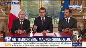 Macron signe en direct depuis son bureau de l'Élysée la loi antiterroriste | BFMTV