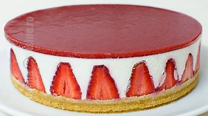 Incercati si voi un super cheesecake fara coacere cu capsuni, desertul perfect pentru orice ocazie, fara prea mult zahar si cu un gust nemaipomenit! | JamilaCuisine