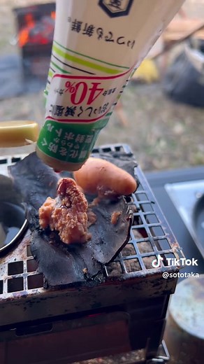 寒くなってきたので焚き火しながらまったりと熱燗頂きました。 今回は銀杏、サヨリ、じゃこ天、たらこ、ラムチョップでした😊 ちなみにサヨリは1匹だけ釣れました😅 #キャンプ飯 #熱燗 #キャンプ料理 #ソロキャンプ